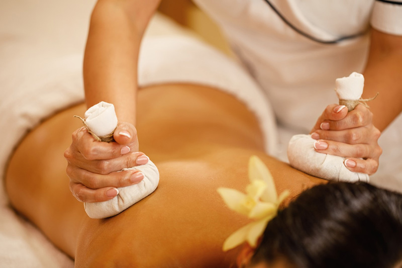 Massage aux pochons aromatiques